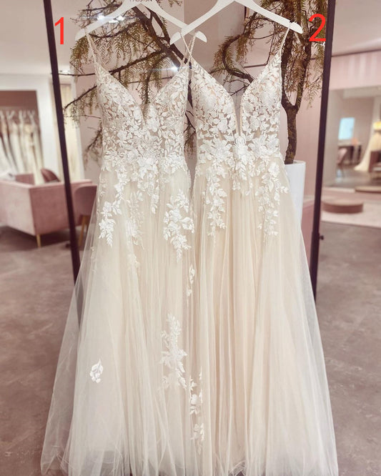 Elegant V-neck A-Line Wedding Gown with Spaghetti Straps and Lace Appliques in Tulle