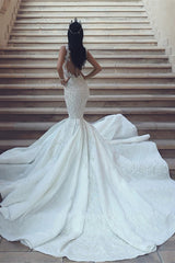 V-Neck Mermaid Wedding Gown Without Sleeves Featuring Lace Appliques