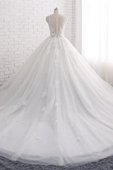 Elegant Sleeveless Tulle Wedding Dress with Lace Appliques and Train