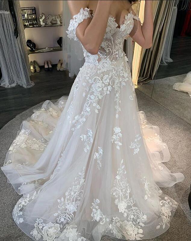 Elegant Off-the-Shoulder A-line Tulle Gown Featuring Lace Appliques