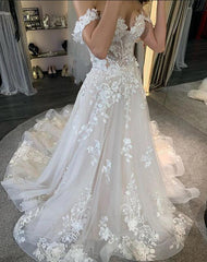 Elegant Off-the-Shoulder A-line Tulle Gown Featuring Lace Appliques