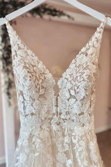 A-Line V-neck Elegant Wedding Dress in Tulle with Spaghetti Straps, Backless and Lace Appliques