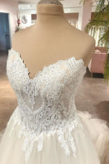 Elegant Sweetheart A-Line Wedding Gown with Backless Lace and Tulle Details