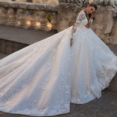 Elegant Sweetheart Princess Wedding Dress with Floral Lace Appliques and Long Sleeves