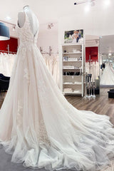 Elegant A-line Wedding Dress with V-Neck and Open Back in Long Tulle Lace