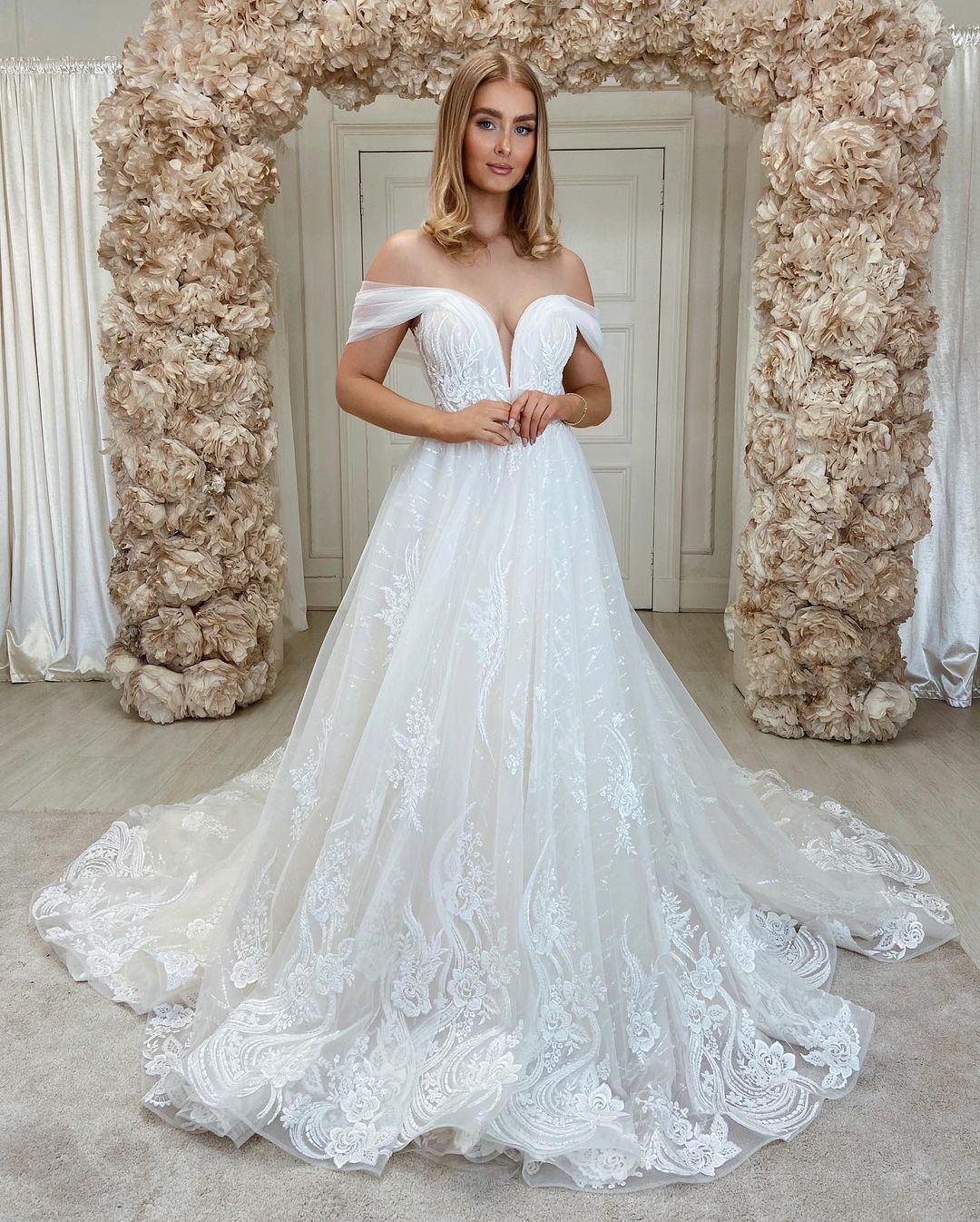 Elegant Off-the-shoulder A-Line Bridal Gown Featuring Tulle Lace