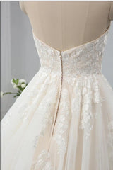 Elegant Sweetheart A-Line Wedding Gown with Backless Design and Tulle Lace Appliques
