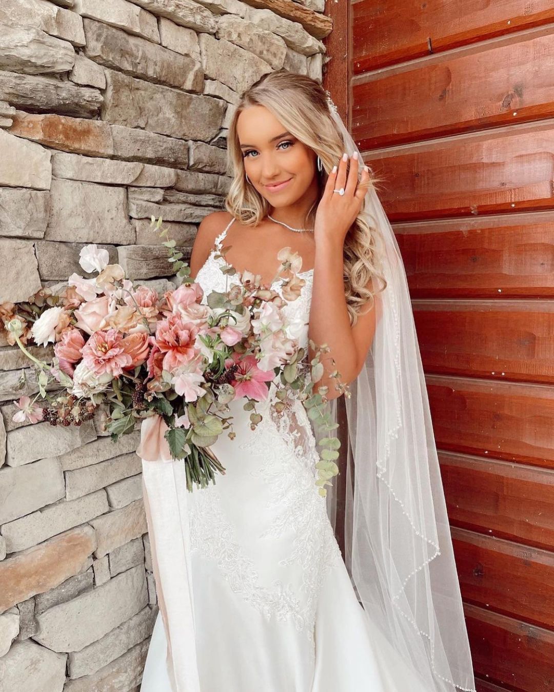 Mermaid-style V-neck Wedding Gown with Elegant Spaghetti Straps and Floor-length Lace Appliques
