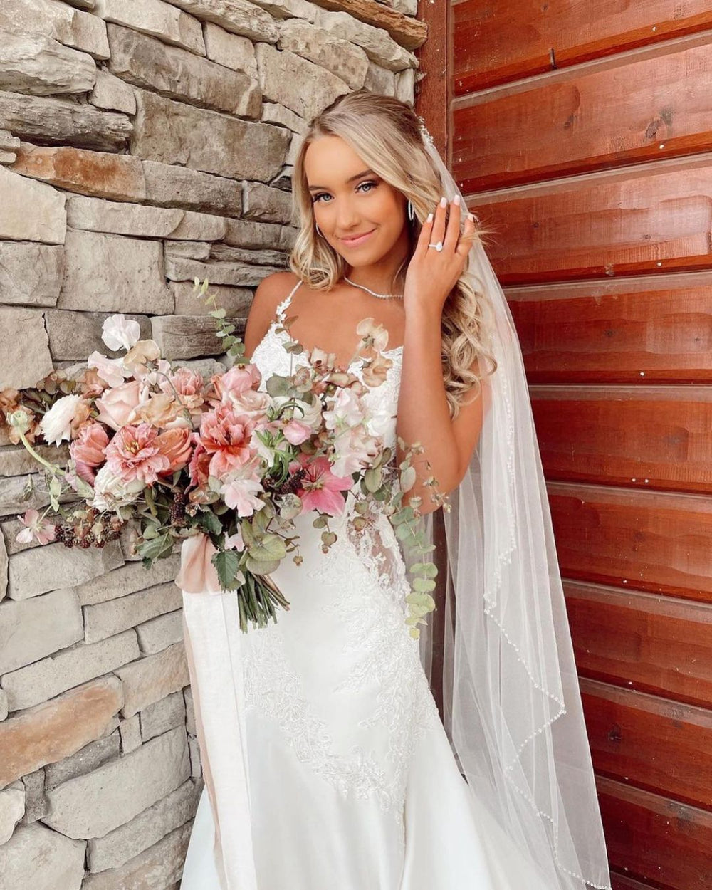 Mermaid-style V-neck Wedding Gown with Elegant Spaghetti Straps and Floor-length Lace Appliques