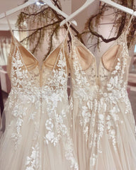 Elegant V-neck A-Line Wedding Gown with Spaghetti Straps and Lace Appliques in Tulle