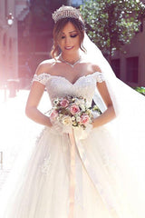 Elegant White Sweetheart Wedding Dresses Adorned With Lace