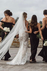 Elegant Mermaid Wedding Gown with Lace V-Neck and Spaghetti Straps