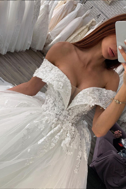 Sweetheart Off-The-Shoulder Lace Ball Gown Wedding Dress in Shiny Finish