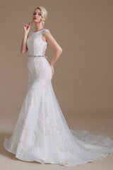 Elegant Mermaid Gown Featuring Long Lace and Tulle