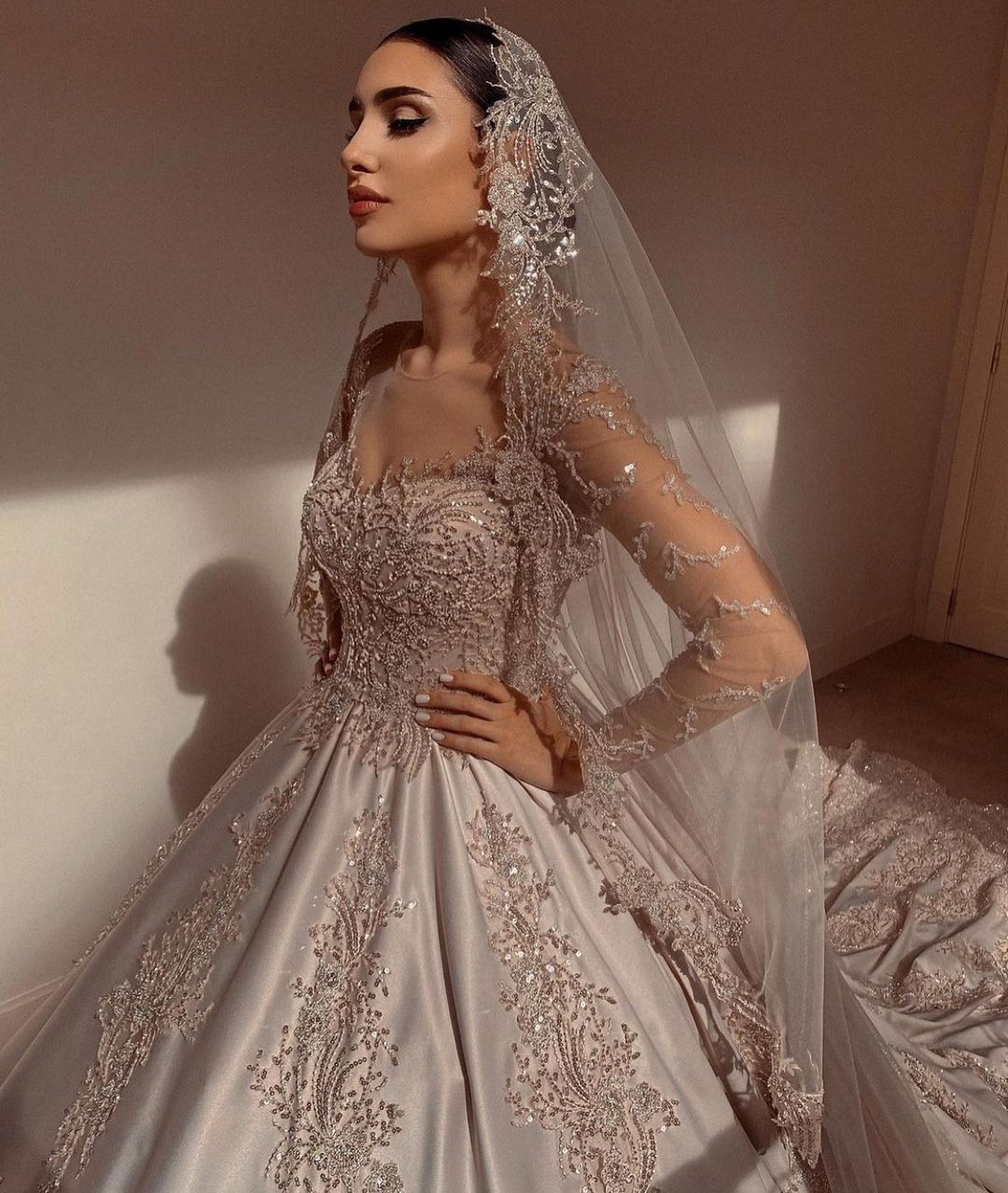 Elegant Sweetheart Pearl Wedding Dress with Long Sleeves in Satin and Beadings