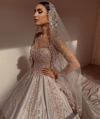 Elegant Sweetheart Pearl Wedding Dress with Long Sleeves in Satin and Beadings