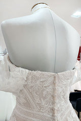 Elegant Off-the-shoulder A-line Wedding Dress in Tulle Lace with Appliques