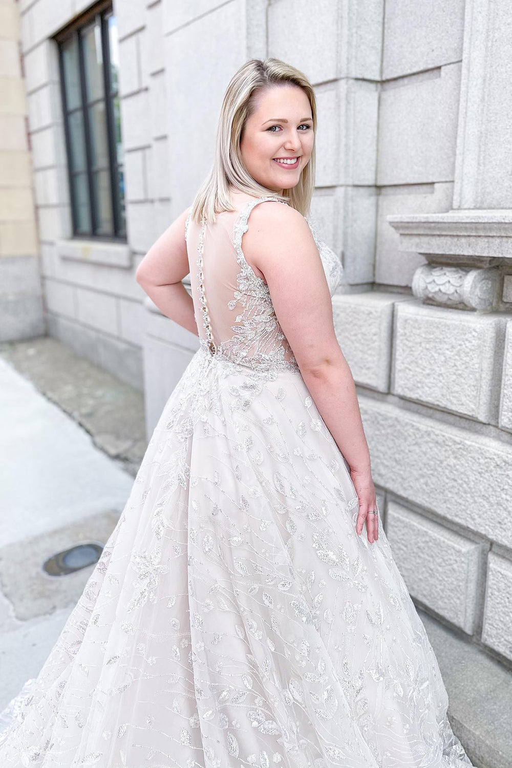 Elegant Sweetheart Neckline Lace Wedding Gown with Wide Straps and Tulle A-Line