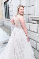 Elegant Sweetheart Neckline Lace Wedding Gown with Wide Straps and Tulle A-Line