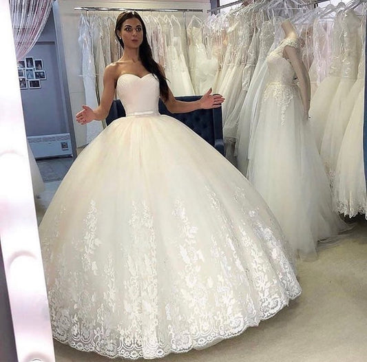 Princess Sweetheart Wedding Dress with Elegant Backless Floor-length Design and Appliques Lace Tulle