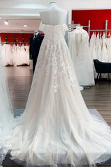Elegant Off-the-shoulder A-line Wedding Dress in Tulle Lace with Appliques