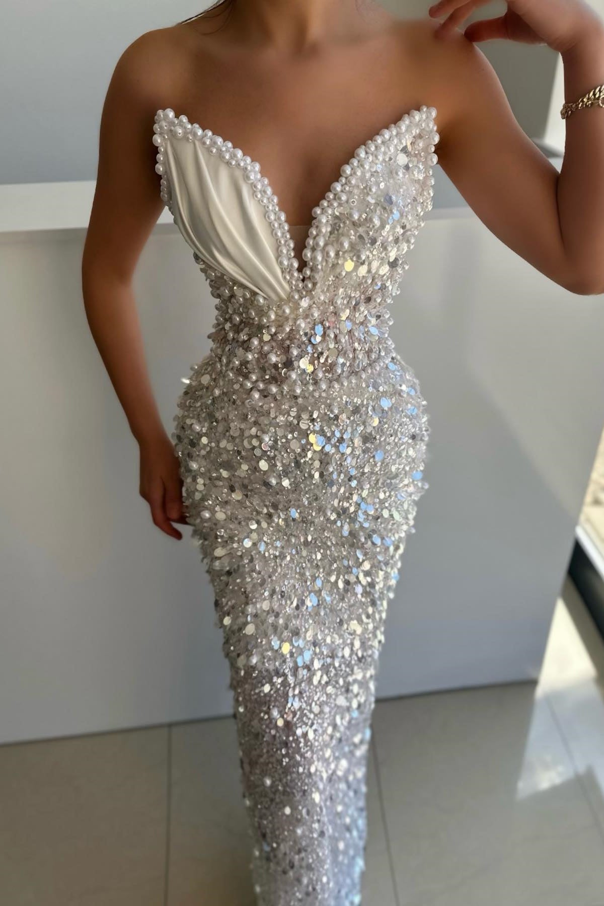 Chic White V-Neck Mermaid Prom Dress Sequins Long With Pearls