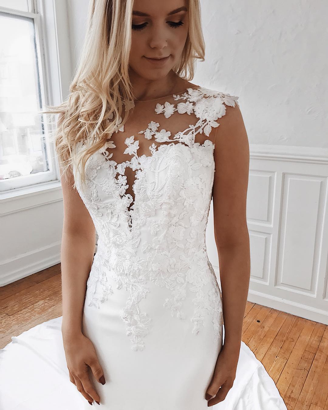 Elegant Sleeveless Mermaid Wedding Gowns with Appliques Lace