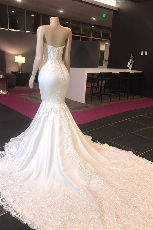 Sweetheart Mermaid Wedding Gown in Lace with Sleeveless Design