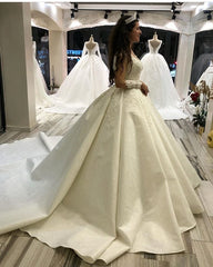 Elegant Sweetheart Princess Wedding Gown with Long Satin Sleeves and Appliques