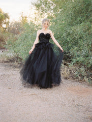 Elegant Black Sweetheart Open Back Bridal Gown with Long Lace Tulle