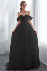Elegant Long Tulle Wedding Dress with Off-the-Shoulder Design
