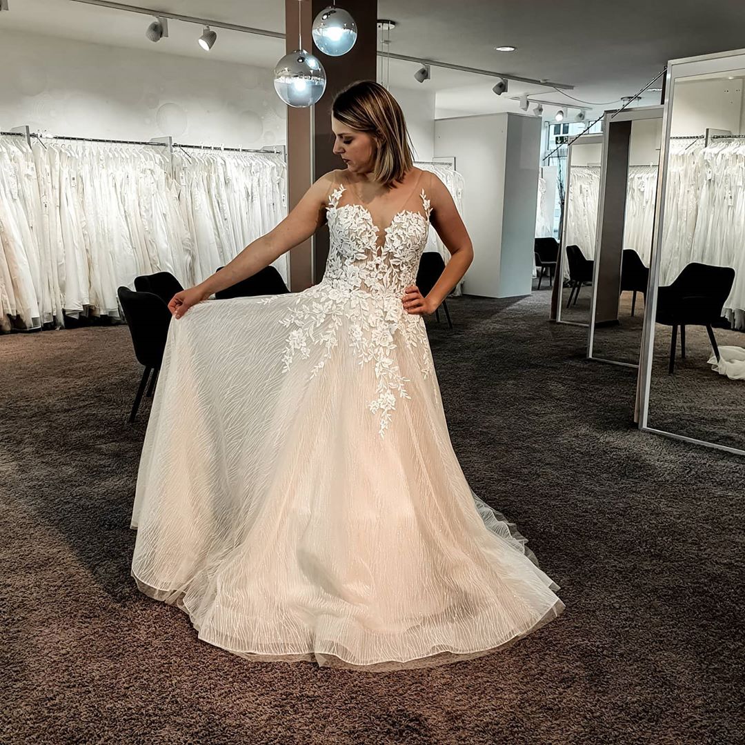 Elegant V-neck A-line Floor-length Backless Wedding Gown in Tulle Lace