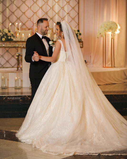 Elegant V-neck Tulle Wedding Ball Gown Featuring Lace Appliques
