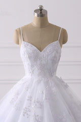 V-Neck Tulle Wedding Dress with Elegant Spaghetti-Straps and Lace Appliques