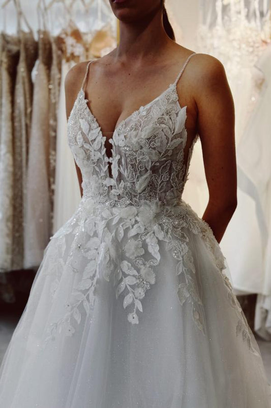 RjerStore A Line Spaghetti Straps V-Neck Backless Tulle Applique Prom Dresses