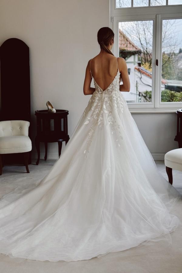RjerStore A Line Spaghetti Straps V-Neck Backless Tulle Applique Prom Dresses