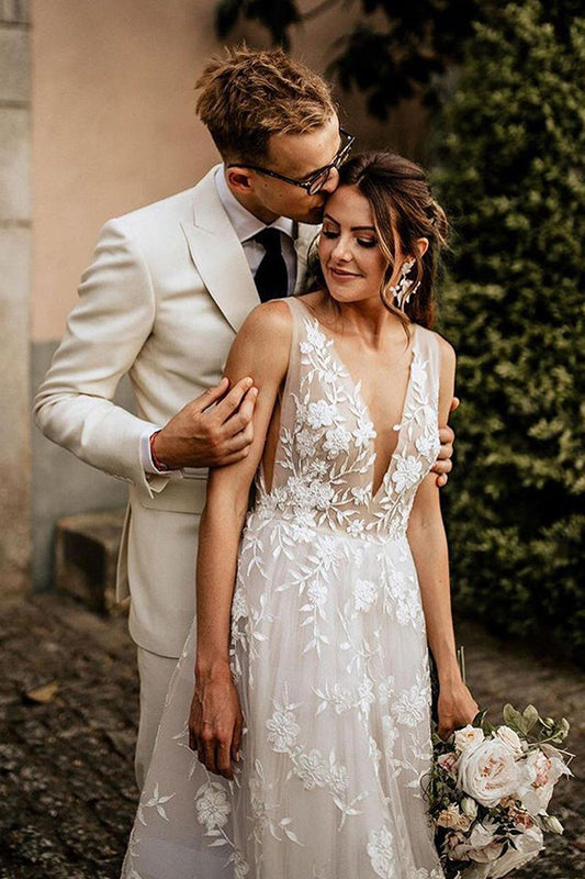 A-Line Vintage V-neck Wedding Dress Featuring Straps and Appliques