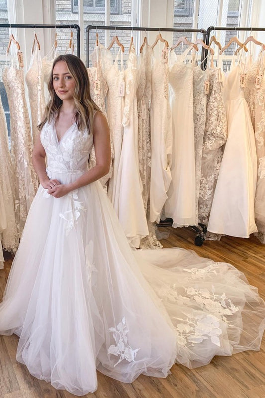 Sleeveless V-neck A-line Wedding Dress in Elegant Tulle with Lace Appliques