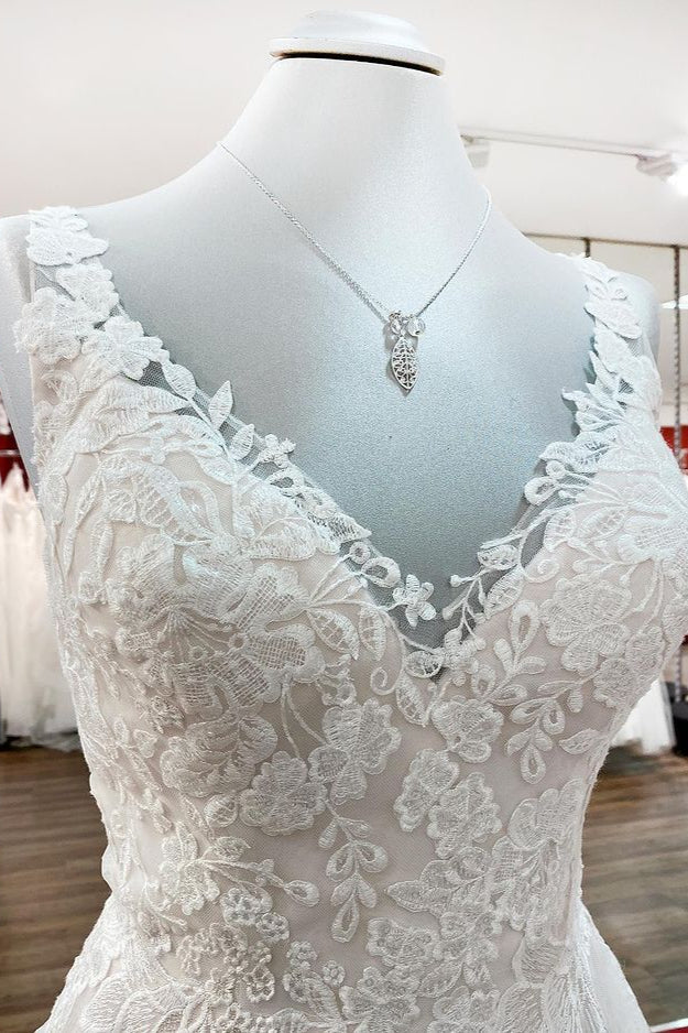 Long A-line Vintage Wedding Dresses With V-Neck, Open Back, and Lace Ruffles in Tulle