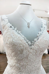 Long A-line Vintage Wedding Dresses With V-Neck, Open Back, and Lace Ruffles in Tulle