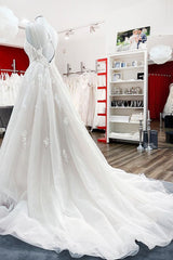 Elegant Princess V-neck Long Ruffled Wedding Gown with Spaghetti Straps and Lace Tulle