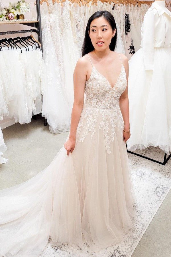 Elegant Backless V-neck A-line Tulle Wedding Gown with Lace