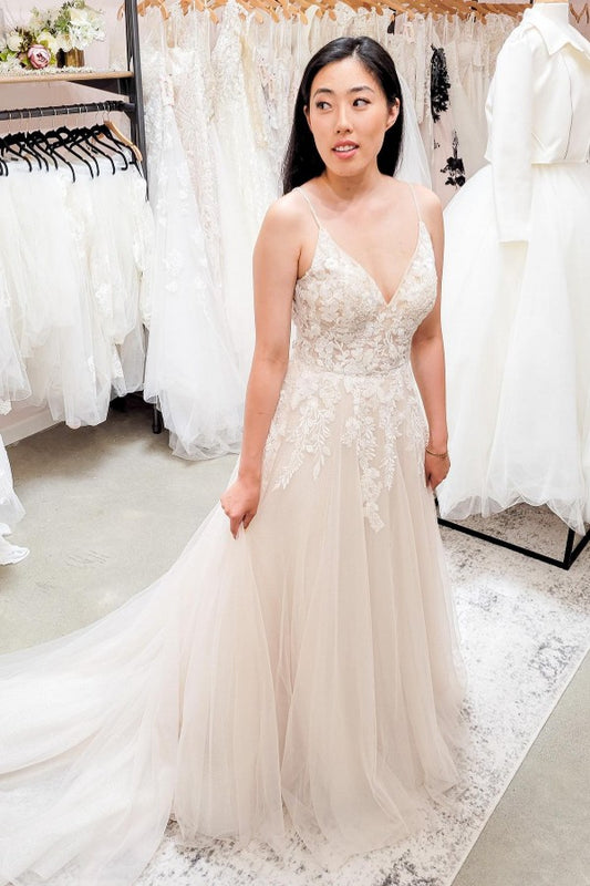 Elegant Backless V-neck A-line Tulle Wedding Gown with Lace