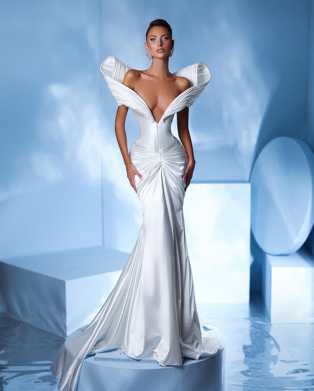 Gorgeous White Slimming Pleated Prom Dress Sexy V Neck Mermaid