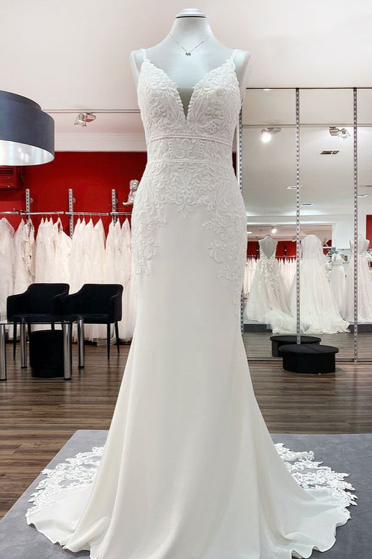 Mermaid-style Vintage Satin Wedding Dress with V-neck and Open Back Lace Appliques