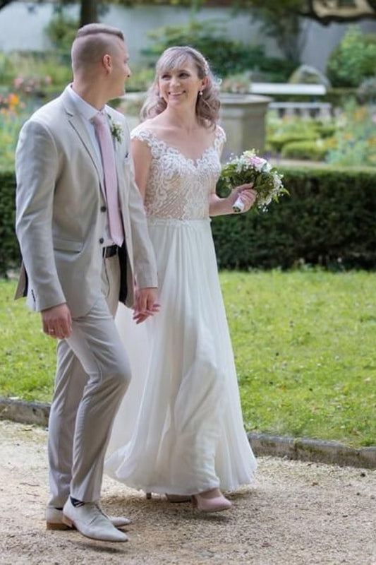 Elegant A-line Floor-length Wedding Gown in Chiffon with Lace Appliques