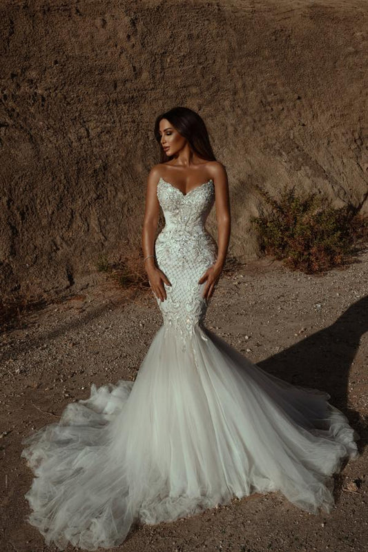 Elegant Sweetheart Meramid Wedding Gown in Tulle with Backless Lace Appliques