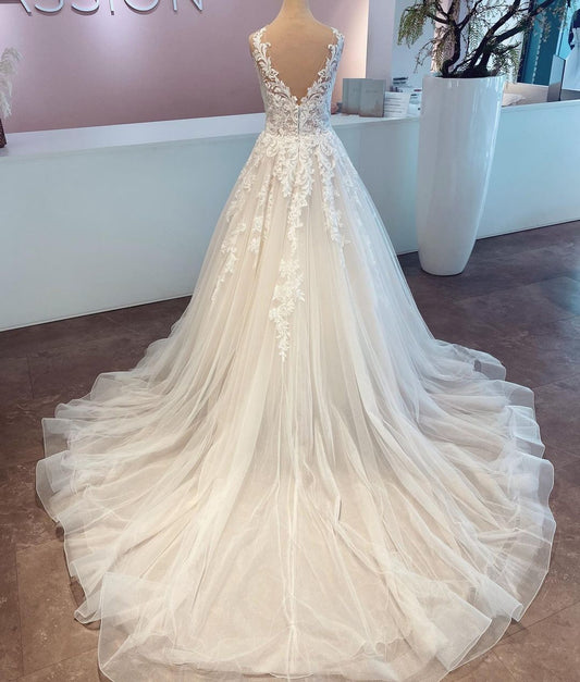 Elegant V-neck A-line Tulle Wedding Gown Featuring Lace
