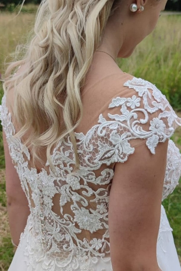 Elegant Sleeveless Chiffon A-line Wedding Dress with Lace Appliques