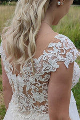 Elegant Sleeveless Chiffon A-line Wedding Dress with Lace Appliques